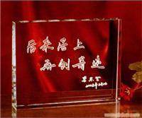 水晶紀念品的多元應用 從企業(yè)認證到同窗情誼的藝術載體